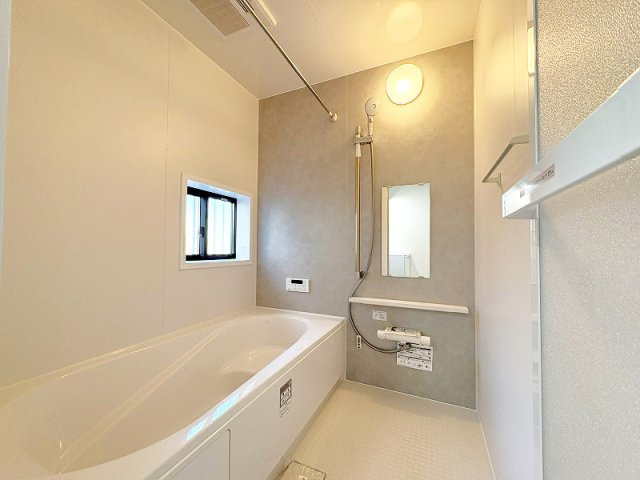 【浴室】 | 新座市栗原1丁目　新築一戸建住宅　全4棟　(保谷店) | 1日の疲れを癒す広々としたバスルーム。浴室乾燥機が備わり、防カビ対策や雨の日のお洗濯にも活躍いたします。