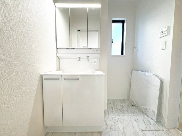 【独立洗面台】 | 新座市栗原1丁目　新築一戸建住宅　全4棟　(保谷店) | 洗面台には大きく見やすい三面鏡が付いているので、身支度がスムーズに行えます。