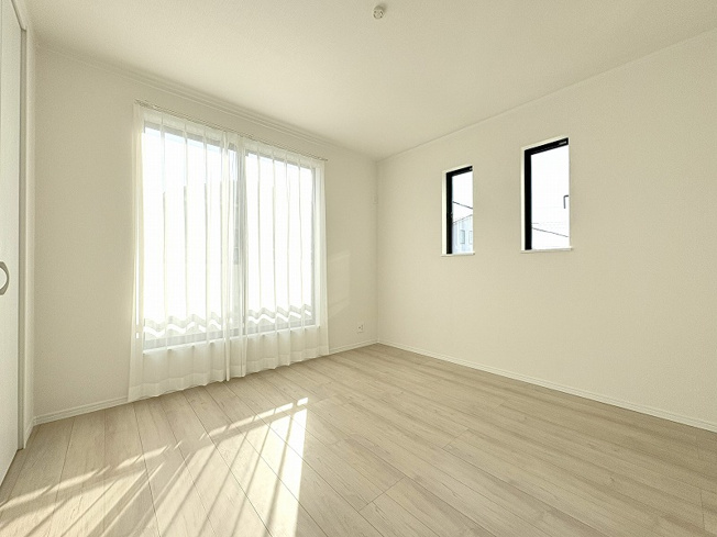 【寝室】 | 新座市栗原1丁目　新築一戸建住宅　全4棟　(保谷店) | 2階6.12帖/落ち着いた色味のクロスとフローリングでほっと一息つける空間。
