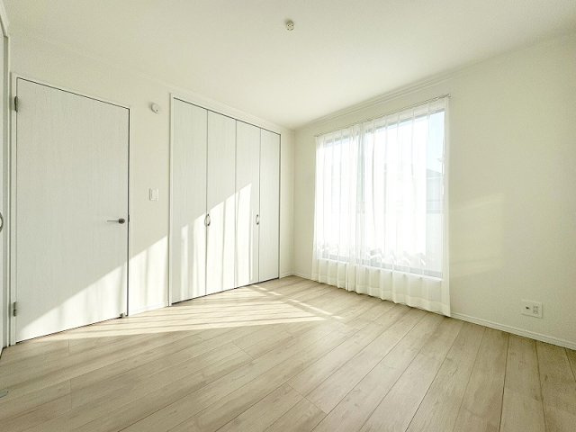 【寝室】 | 新座市栗原1丁目　新築一戸建住宅　全4棟　(保谷店) | 2階6.12帖/大きな窓から差し込む光がお部屋を明るく照らします。