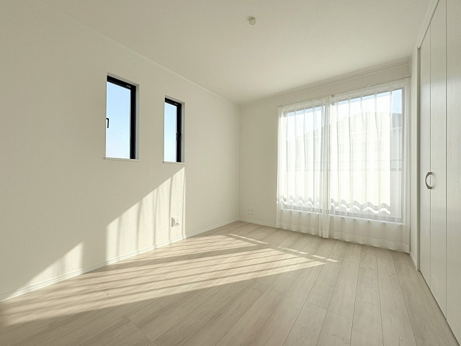 【洋室】 | 新座市栗原1丁目　新築一戸建住宅　全4棟　(保谷店) | 2階6.0帖/2面採光につき暖かな陽射しが差し込みます。