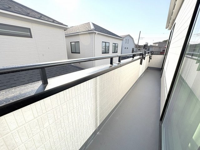 【バルコニー】 | 新座市栗原1丁目　新築一戸建住宅　全4棟　(保谷店) | バルコニーは2居室から出入りできる仕様なのでお洗濯にも便利です。