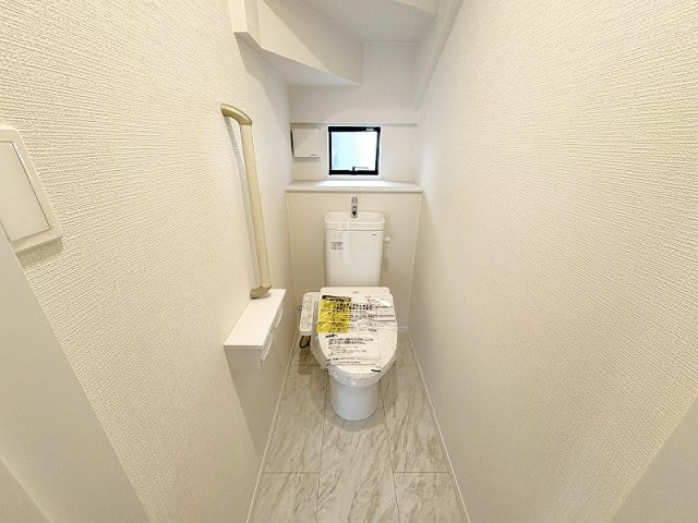 【トイレ】 | 新座市栗原1丁目　新築一戸建住宅　全4棟　(保谷店) | 1階/温水洗浄機能付、清潔感のあるトイレ。