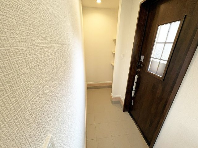 【玄関】 | 新座市栗原1丁目　新築一戸建住宅　全4棟　(保谷店) | 便利なシューズインクローゼット付き。お子様の外用品もお部屋を汚すことなく収納可能です。