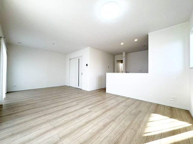 【居間・リビング】 | 新座市栗原1丁目　新築一戸建住宅　全4棟　(保谷店) | 暮らしの中心となるリビングは、ご家族で心地良く過ごせる空間に。