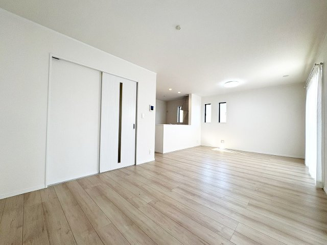 【居間・リビング】 | 新座市栗原1丁目　新築一戸建住宅　全4棟　(保谷店) | 広々としたリビングはソファーなどの家具もラクラク置くことができます。