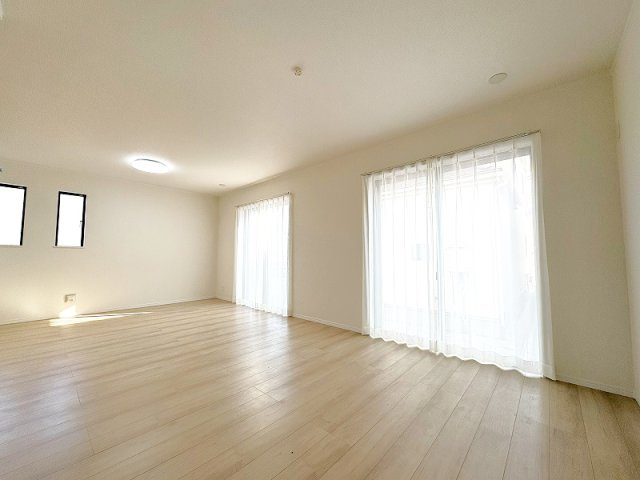 【居間・リビング】 | 新座市栗原1丁目　新築一戸建住宅　全4棟　(保谷店) | 南に広く面し、たっぷりの陽光が差し込みます。