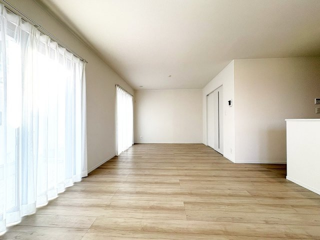 【居間・リビング】 | 新座市栗原1丁目　新築一戸建住宅　全4棟　(保谷店) | 開放的なリビングでゆったりとやすらぎに包まれた時をお過ごしください。