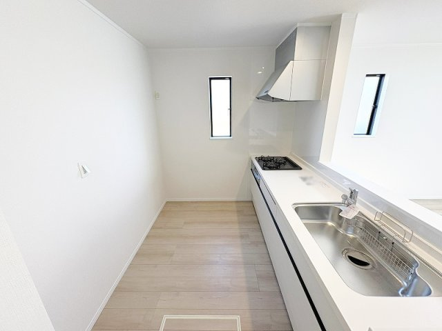 【キッチン】 | 新座市栗原1丁目　新築一戸建住宅　全4棟　(保谷店) | 足元にはストック置き場にも便利な床下スペース付き。