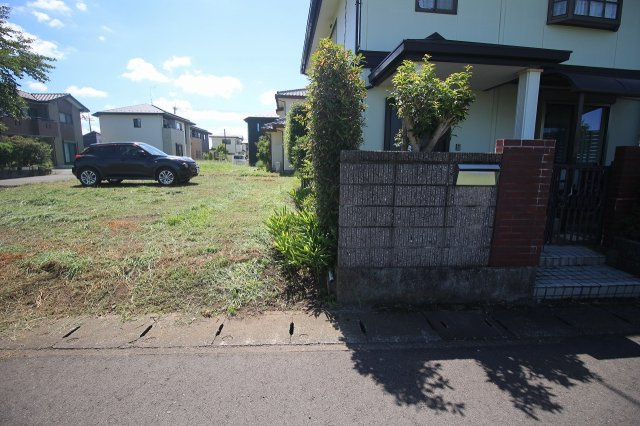 野木町丸林の外観|南西側との境界部分（2025年7月撮影）