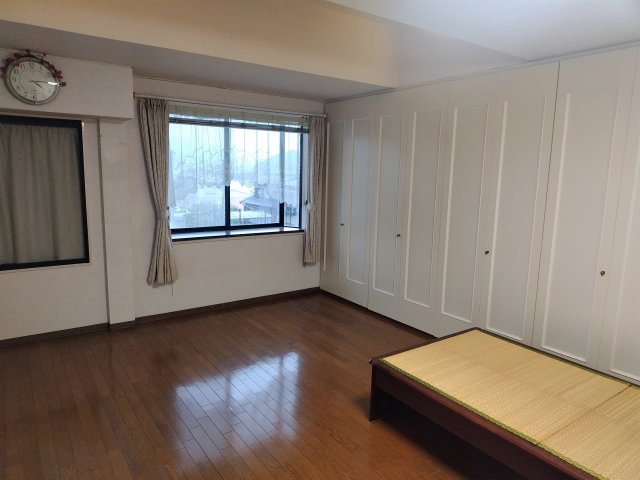 ６５６５９　岐阜市三田洞東店舗付住居の洋室