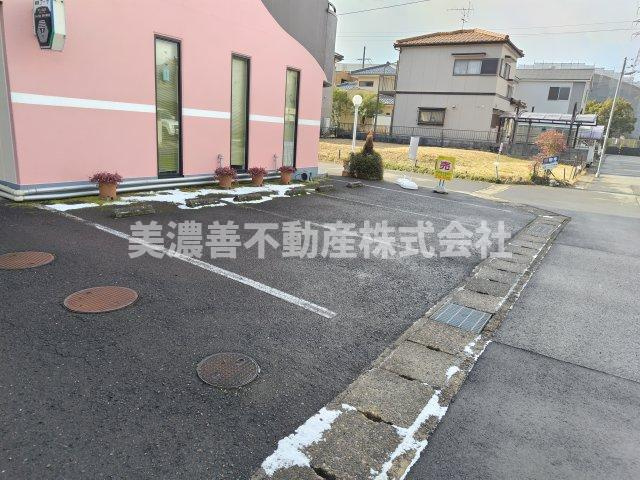 ６５６５９　岐阜市三田洞東店舗付住居の駐車場