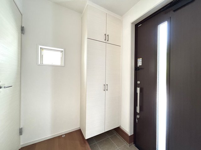 ◆リビング１７帖の広々４ＬＤＫ◆全居室２面採光◆並列駐車２台可能◆寺田宮ノ谷１期の収納|シューズボックス