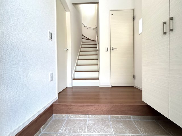 ◆リビング１７帖の広々４ＬＤＫ◆全居室２面採光◆並列駐車２台可能◆寺田宮ノ谷１期の玄関|玄関