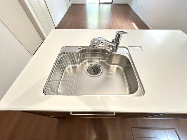 ◆リビング１７帖の広々４ＬＤＫ◆全居室２面採光◆並列駐車２台可能◆寺田宮ノ谷１期のキッチン|シンク