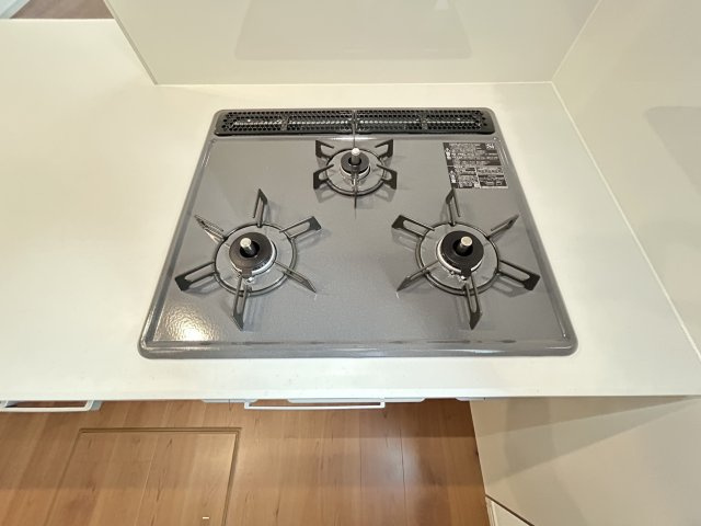 ◆リビング１７帖の広々４ＬＤＫ◆全居室２面採光◆並列駐車２台可能◆寺田宮ノ谷１期のキッチン|コンロ