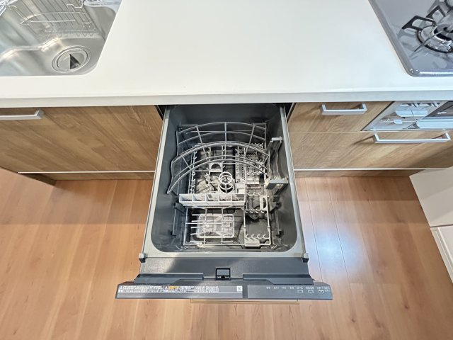 ◆リビング１７帖の広々４ＬＤＫ◆全居室２面採光◆並列駐車２台可能◆寺田宮ノ谷１期のキッチン|食器洗浄乾燥機