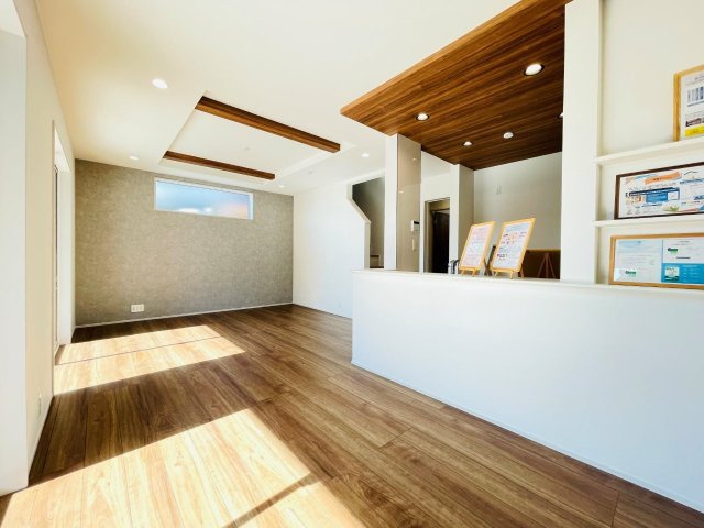 岡崎市羽根町陣場　新築分譲住宅　全2棟　1号棟の居間・リビング|どこにいても家族の顔が見える、明るく開放的なLDK。