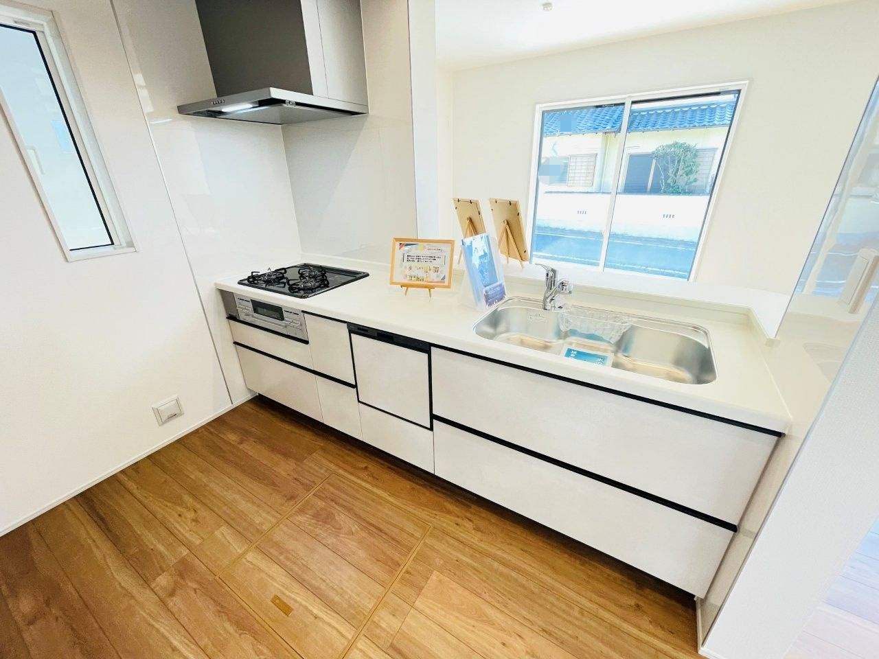 岡崎市羽根町陣場　新築分譲住宅　全2棟　1号棟のキッチン|広いシステムキッチンでお子様と一緒にお料理もできます。