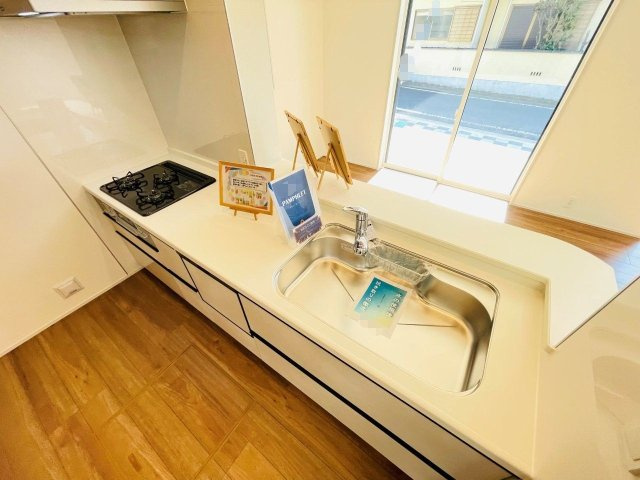 岡崎市羽根町陣場　新築分譲住宅　全2棟　1号棟のキッチン|浄水器一体型水栓です。