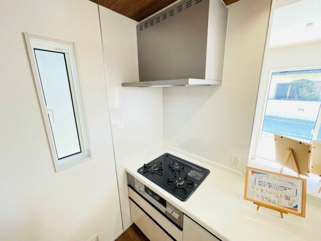 岡崎市羽根町陣場　新築分譲住宅　全2棟　1号棟のキッチン|便利な3口コンロ。