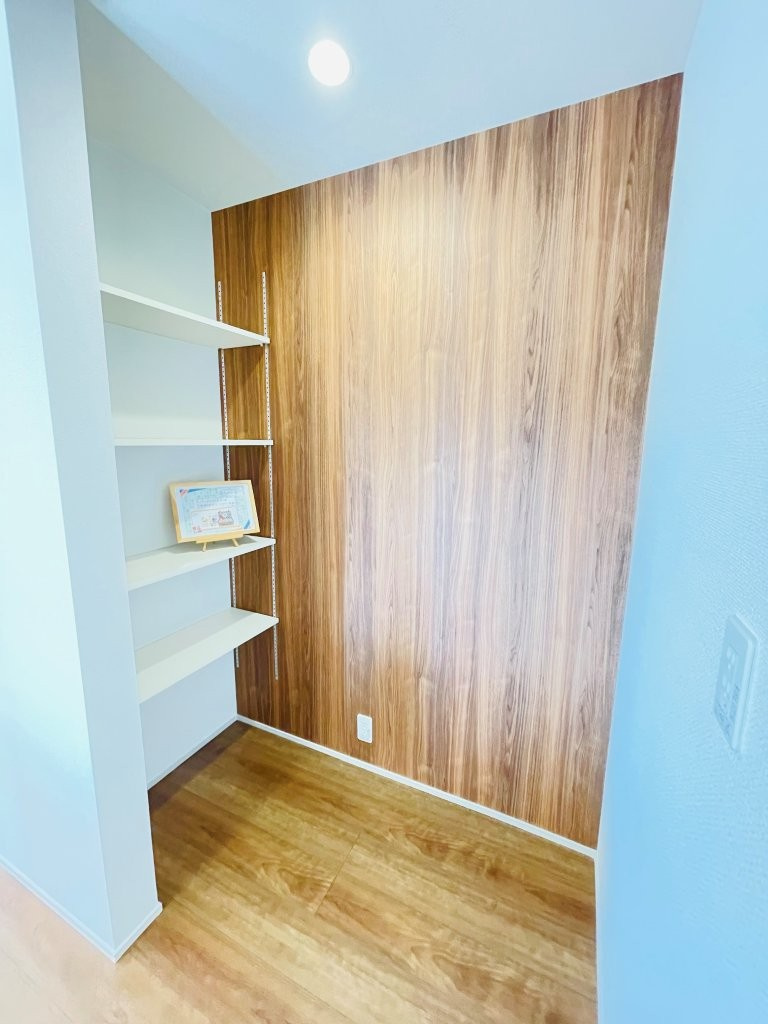 岡崎市羽根町陣場　新築分譲住宅　全2棟　1号棟の収納|キッチンがスッキリ片付く可動棚付きパントリー収納♪