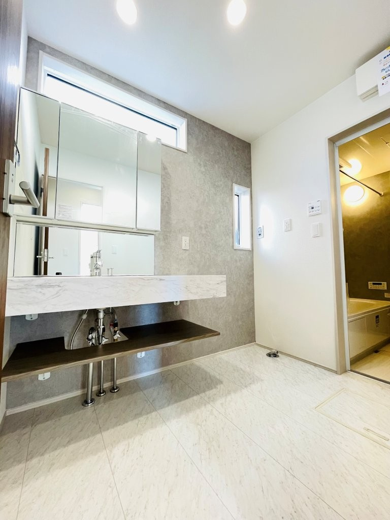 岡崎市羽根町陣場　新築分譲住宅　全2棟　1号棟の独立洗面台|三面鏡仕様の洗面台！鏡の裏は収納になっています♪