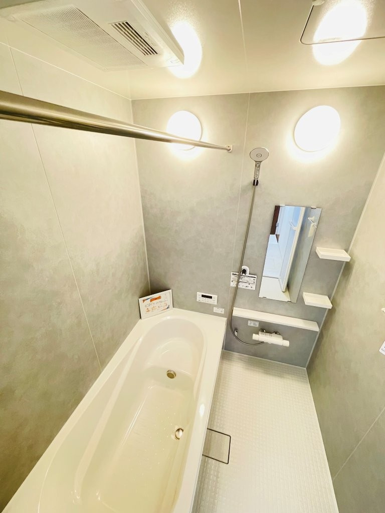 岡崎市羽根町陣場　新築分譲住宅　全2棟　1号棟の浴室|１坪タイプのユニットバス！浴槽は断熱材入りでお湯が冷めにくいです♪浴室乾燥機で梅雨の時期は洗濯物を乾かせます！