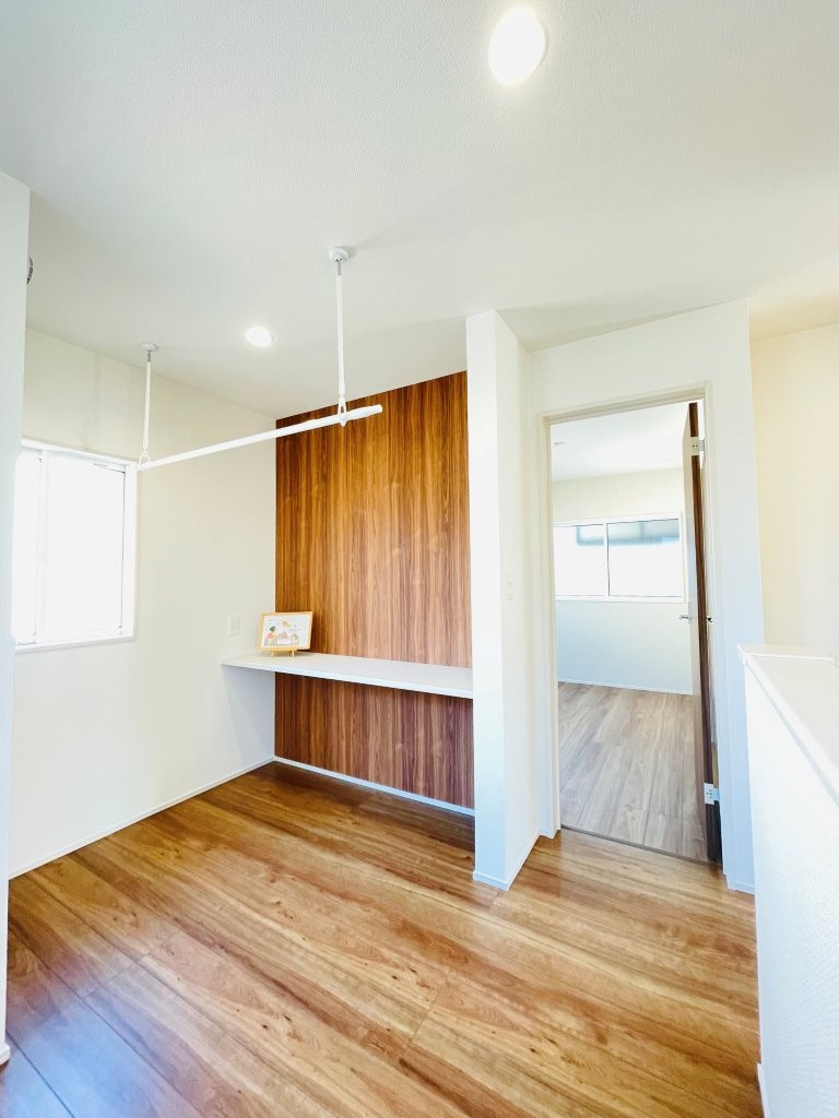 岡崎市羽根町陣場　新築分譲住宅　全2棟　1号棟のその他|室内干しに便利なフリースペースは物干し竿とカウンター付きでラクラク♪