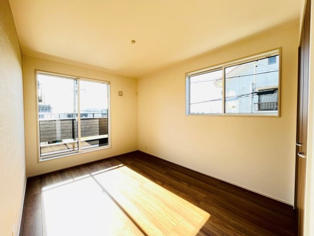 岡崎市羽根町陣場　新築分譲住宅　全2棟　1号棟の洋室|大きな窓からたっぷりと陽光が注がれる明るい空間です。