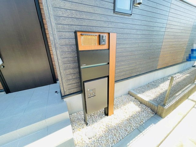 岡崎市羽根町陣場　新築分譲住宅　全2棟　1号棟のその他|宅配ボックス付きなので、留守でも荷物を受け取ることができ便利です。