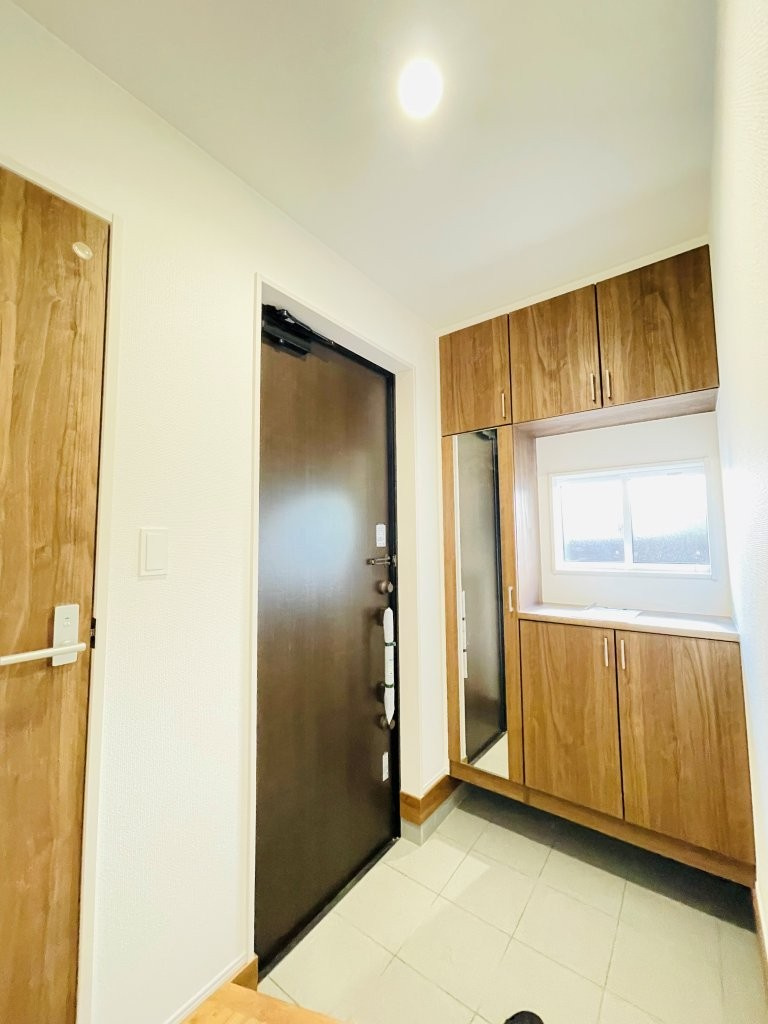 岡崎市羽根町陣場　新築分譲住宅　全2棟　1号棟の玄関|大容量のシューズボックス付きで玄関が靴で散らかりません。