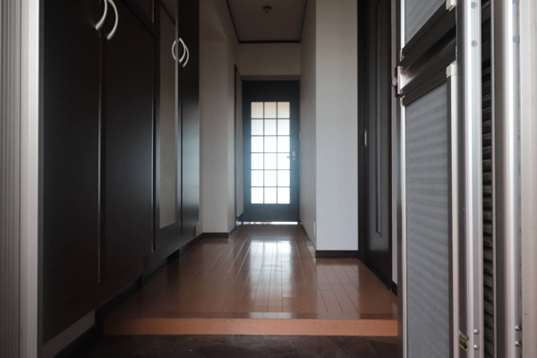 【玄関】 | 【玄関】収納豊富な玄関！網戸使用で風通し良好です◎