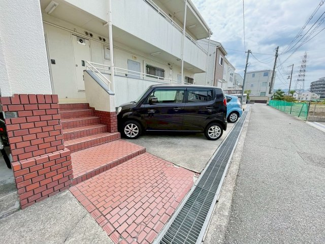 ドミール中山の駐車場
