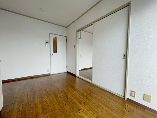 ドミール中山の居間・リビング