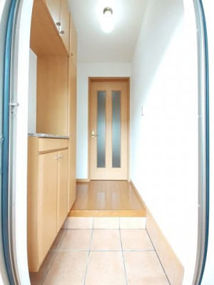 【玄関】 | ティーズ・ウィンヒルⅣ | 収納もある玄関です