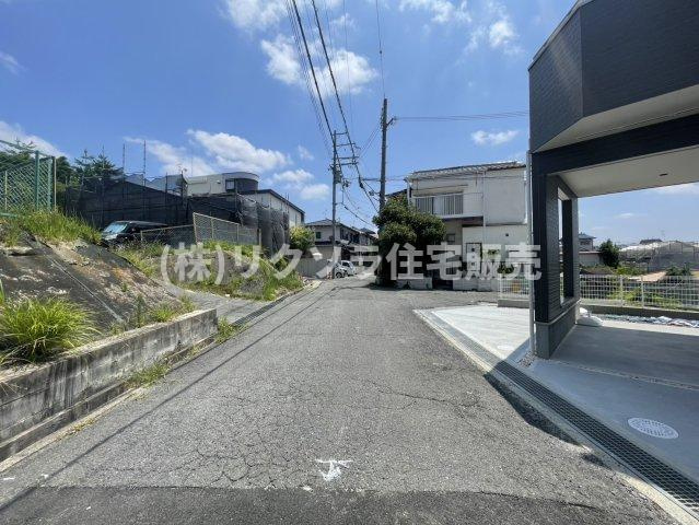 菅相塚町　新築一戸建ての前面道路含む現地写真|■物件内覧・資金計画相談・住宅ローン相談、リフォーム相談、お問合せ受付中■
※当日・翌日のご内覧、ご相談はお電話でのお問合せがスムーズです！