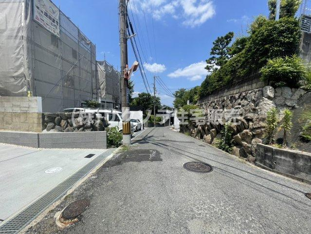 菅相塚町　新築一戸建ての前面道路含む現地写真|■物件内覧・資金計画相談・住宅ローン相談、リフォーム相談、お問合せ受付中■
※当日・翌日のご内覧、ご相談はお電話でのお問合せがスムーズです！