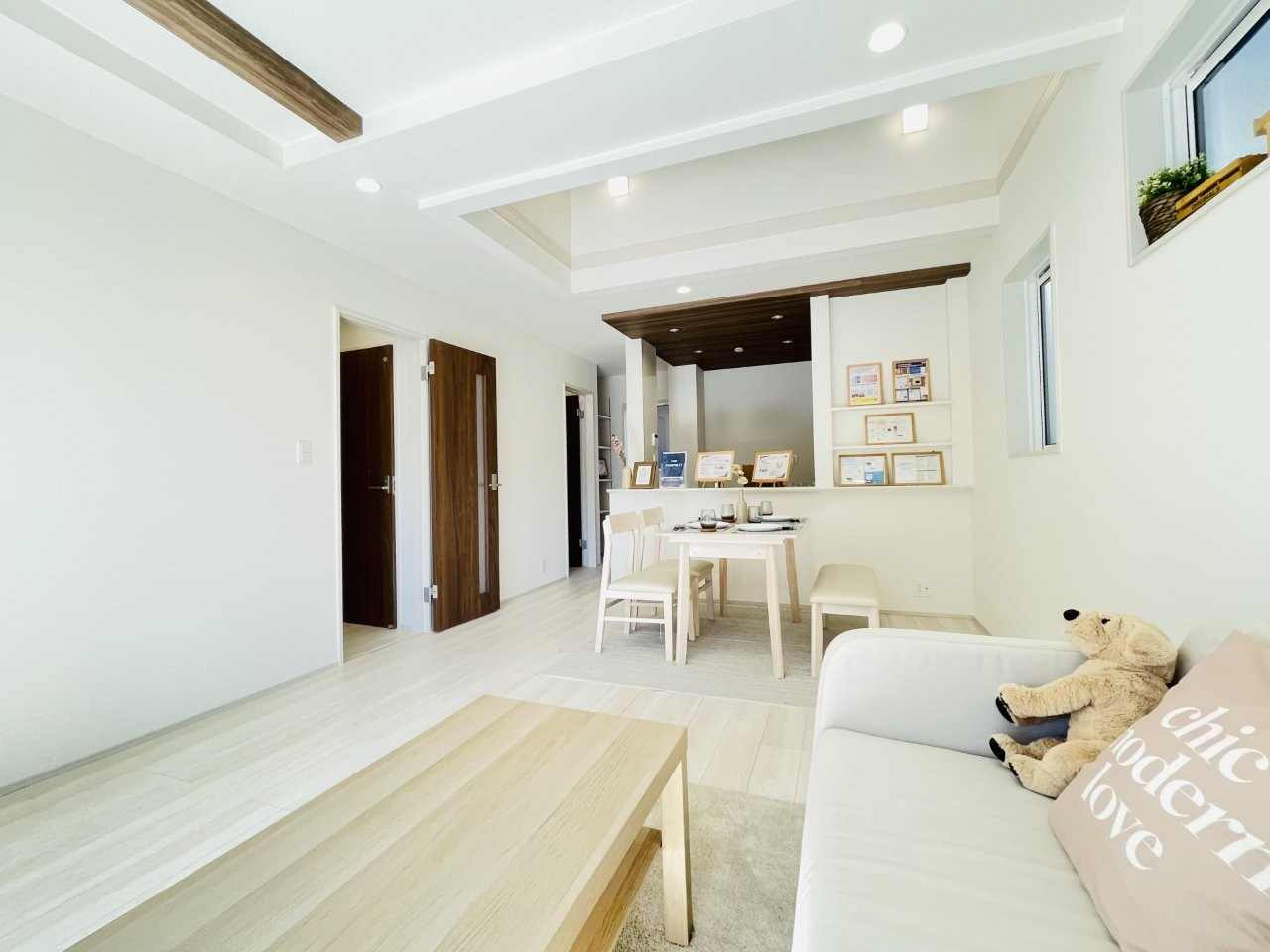 岡崎市羽根町陣場　新築分譲住宅　全2棟　2号棟の居間・リビング|どこにいても家族の顔が見える、明るく開放的なLDK。