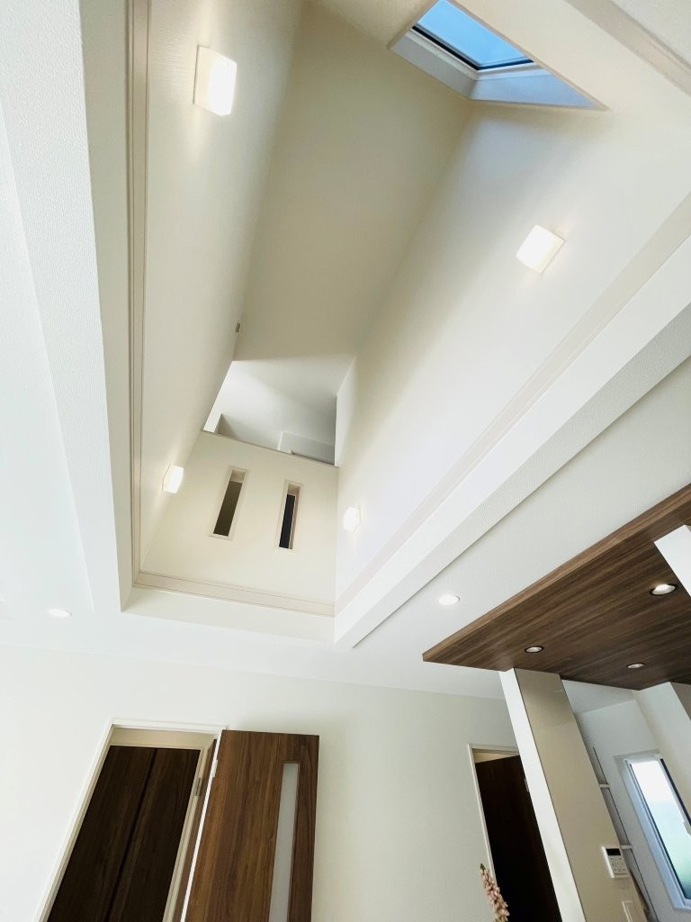 岡崎市羽根町陣場　新築分譲住宅　全2棟　2号棟の居間・リビング|明るく開放的な吹き抜けのあるリビング♪