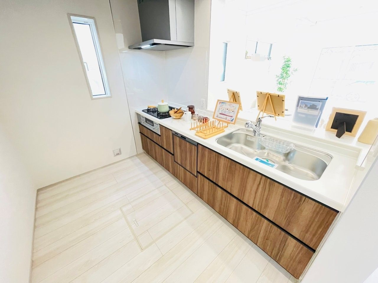 岡崎市羽根町陣場　新築分譲住宅　全2棟　2号棟のキッチン|広いシステムキッチンでお子様と一緒にお料理もできます。