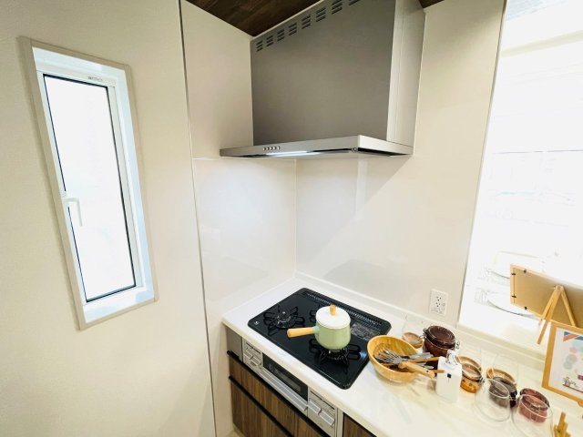 岡崎市羽根町陣場　新築分譲住宅　全2棟　2号棟のキッチン|便利な3口コンロ。