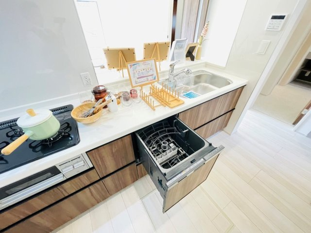 岡崎市羽根町陣場　新築分譲住宅　全2棟　2号棟のキッチン|食器洗い乾燥機もついていて家事の時短になります♪