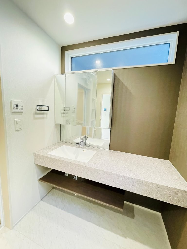 岡崎市羽根町陣場　新築分譲住宅　全2棟　2号棟の独立洗面台|三面鏡仕様の洗面台！鏡の裏は収納になっています♪