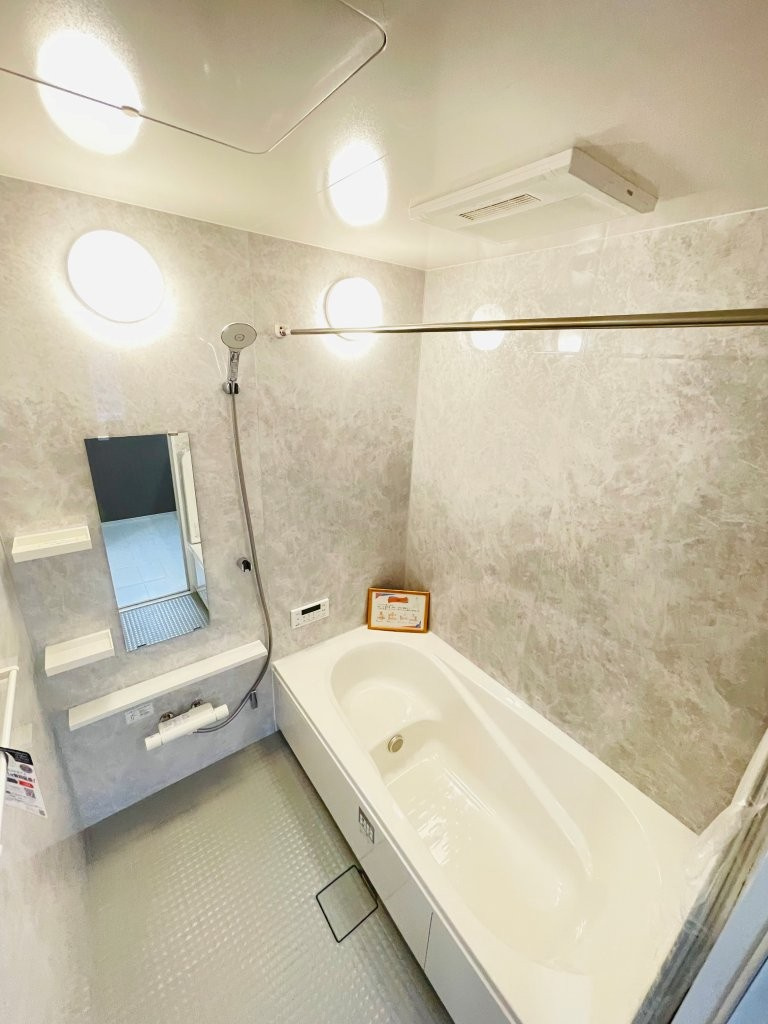 岡崎市羽根町陣場　新築分譲住宅　全2棟　2号棟の浴室|１坪タイプのユニットバス！浴槽は断熱材入りでお湯が冷めにくいです♪浴室乾燥機で梅雨の時期は洗濯物を乾かせます！