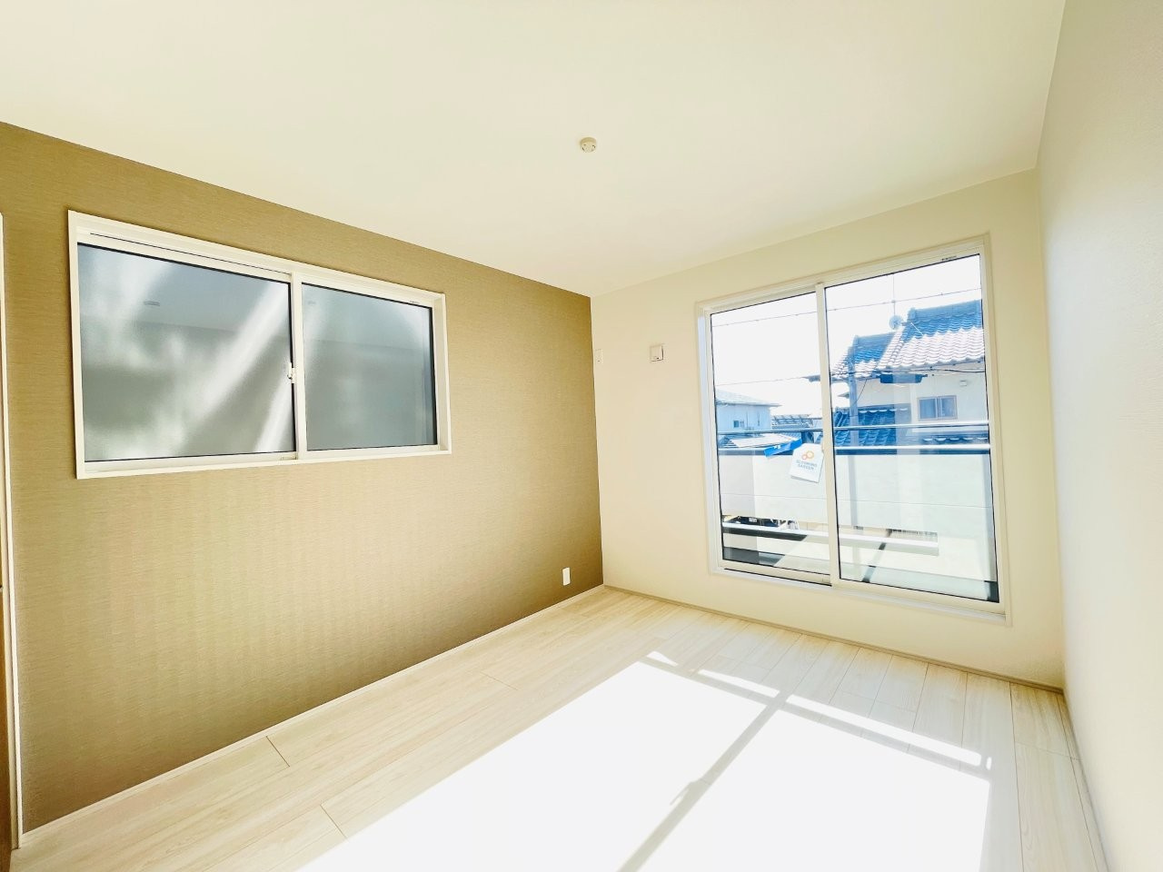 岡崎市羽根町陣場　新築分譲住宅　全2棟　2号棟の洋室|大きな窓からたっぷりと陽光が注がれる明るい空間です。