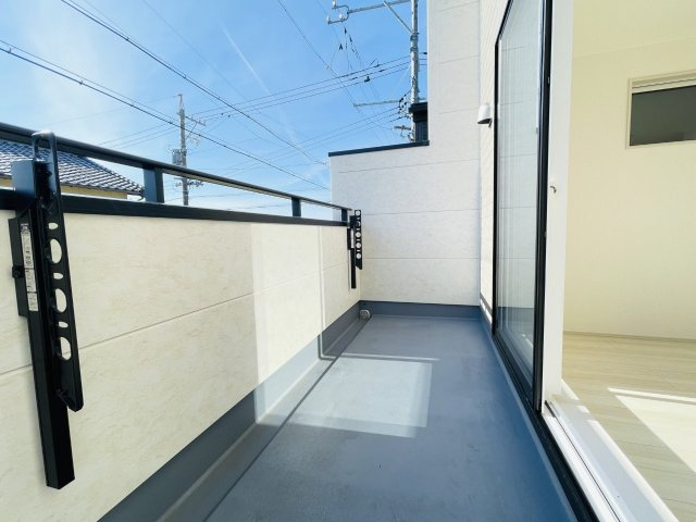 岡崎市羽根町陣場　新築分譲住宅　全2棟　2号棟のバルコニー|日当たりの良いバルコニーには洗濯物がたくさん干せます♪