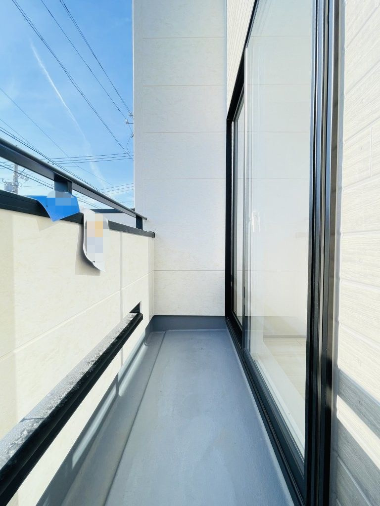 岡崎市羽根町陣場　新築分譲住宅　全2棟　2号棟のバルコニー|プライバシーに配慮したダブルバルコニー