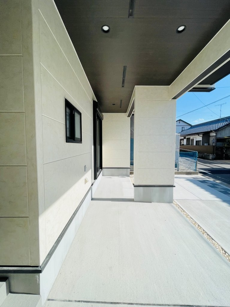 岡崎市羽根町陣場　新築分譲住宅　全2棟　2号棟の駐車場|雨の日もトランクから楽々荷物が下ろせるインナーガレージ♪