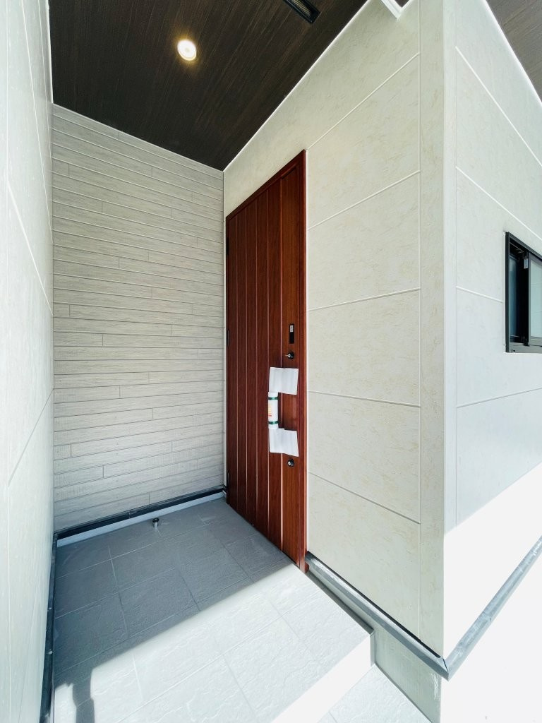 岡崎市羽根町陣場　新築分譲住宅　全2棟　2号棟の玄関|玄関ポーチがあるので、雨の日でも濡れることがなくドアの開け閉めができます。